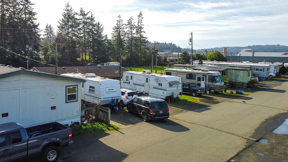 More Photos Of 718 F St, Coos Bay Manufactured Housing Mobile Home Park For Sale