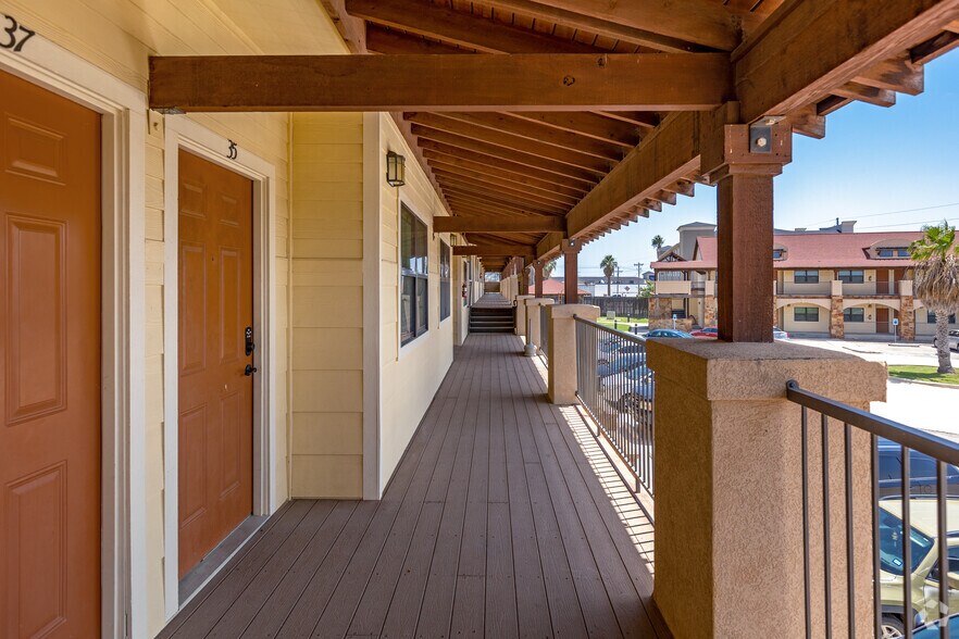 More Photos Of 2420 N 1st St, Carrizo Springs Apartments For Sale