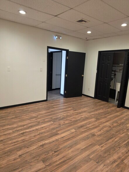 More Photos Of 117 Main St, East Islip Freestanding For Lease