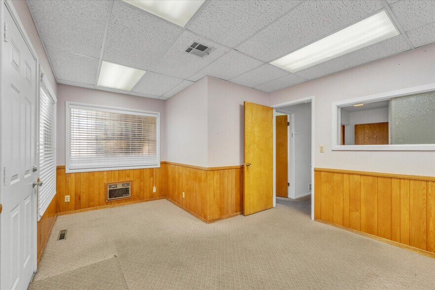 More Photos Of 18032 Ventura Blvd, Encino Medical For Lease