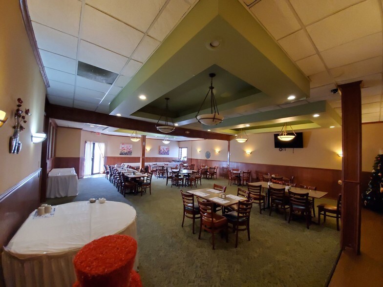 More Photos Of 1027 Sheffield Ave, Dyer Restaurant For Sale