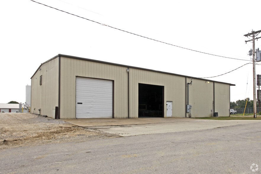Primary Photo Of 28300-28308 N Wind Dr, Wright City Warehouse For Sale