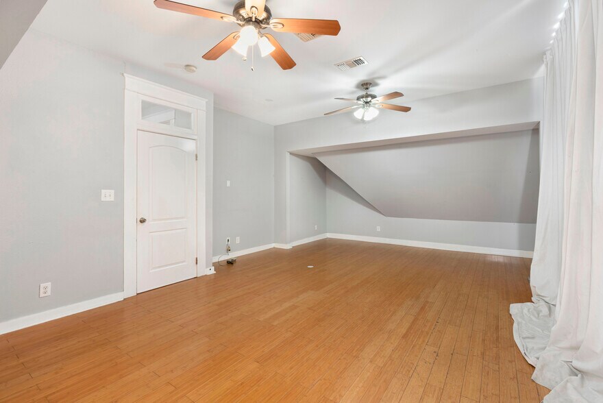 More Photos Of 801 E Quincy St, San Antonio Office Residential For Lease