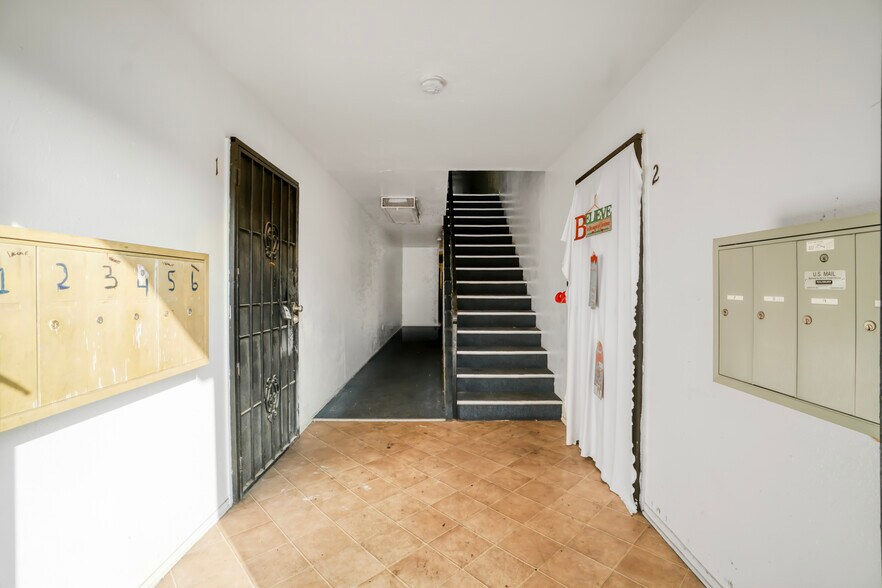 More Photos Of 211 E 55th St, Los Angeles Apartments For Sale