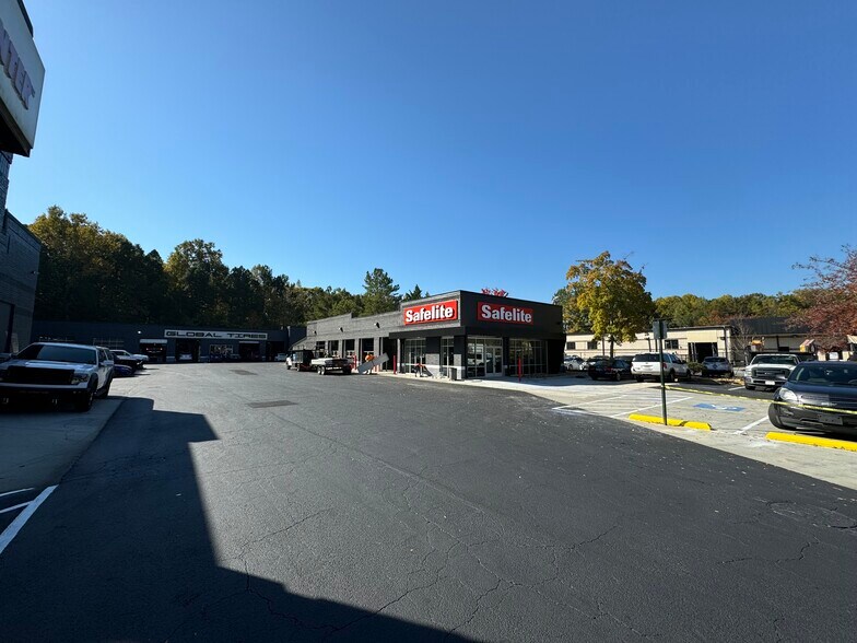 Primary Photo Of 621 Indian Trail Rd NW, Lilburn General Retail For Sale