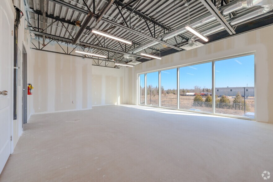 More Photos Of 585 Hanlon Creek Blvd, Guelph Showroom For Lease