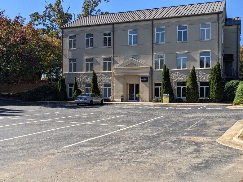 More Photos Of 249 Williamson Rd, Mooresville Medical For Lease