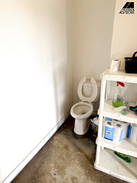 More Photos Of 8115 NW 98th St, Hialeah Manufacturing For Lease