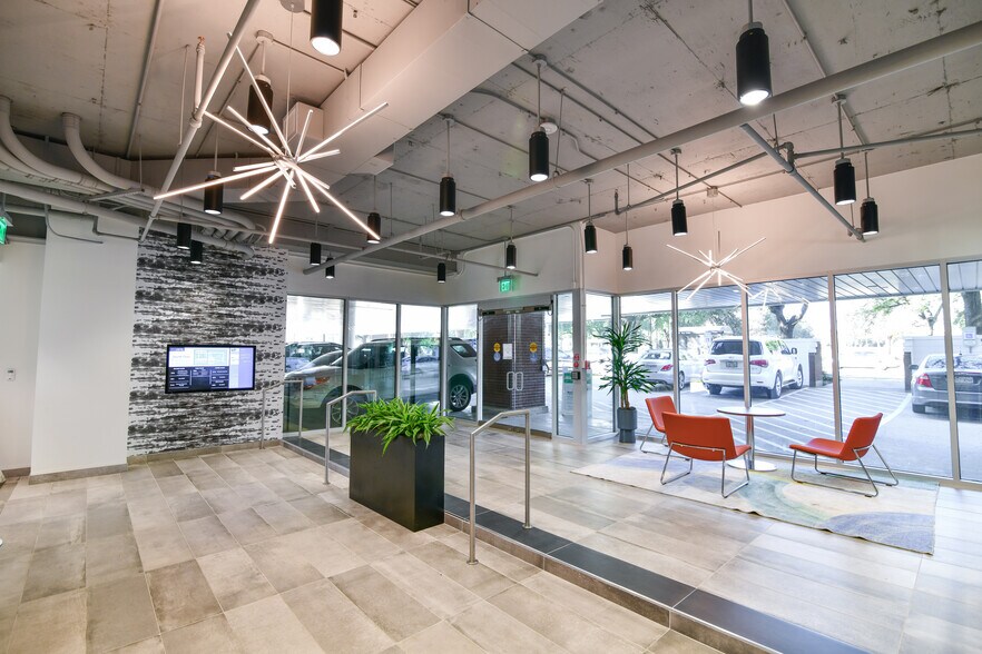 More Photos Of 3310 Live Oak St, Dallas Medical For Lease