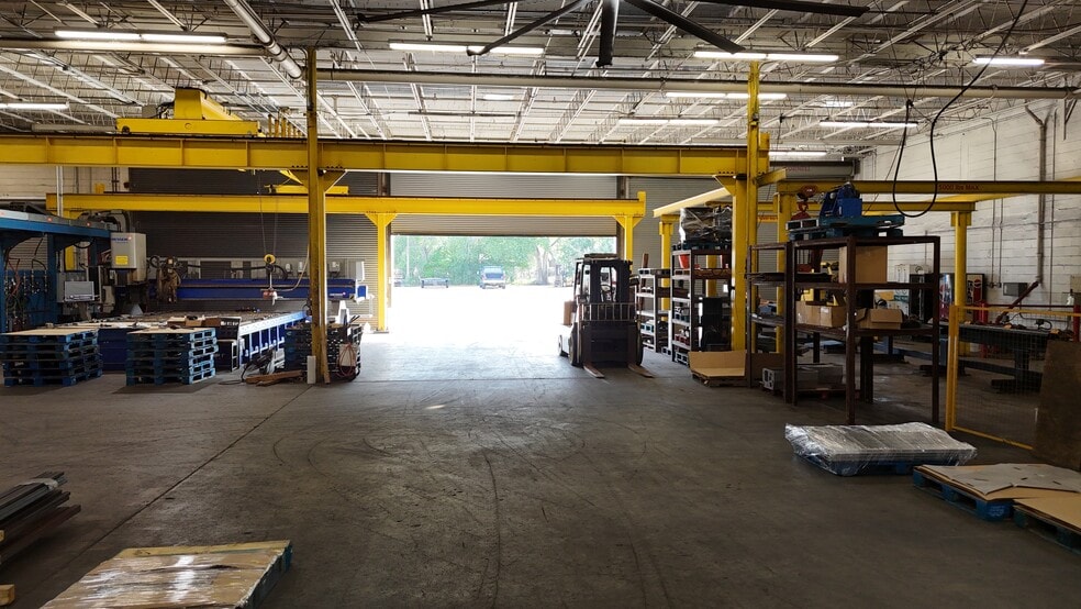 More Photos Of 2902 E Sligh Ave, Tampa Warehouse For Lease