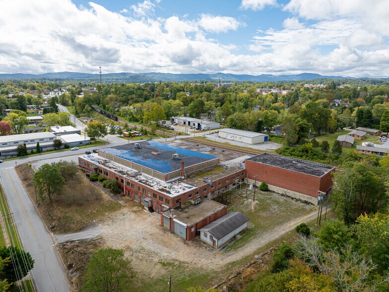 More Photos Of 701 Oriole Dr, Hendersonville Warehouse For Sale