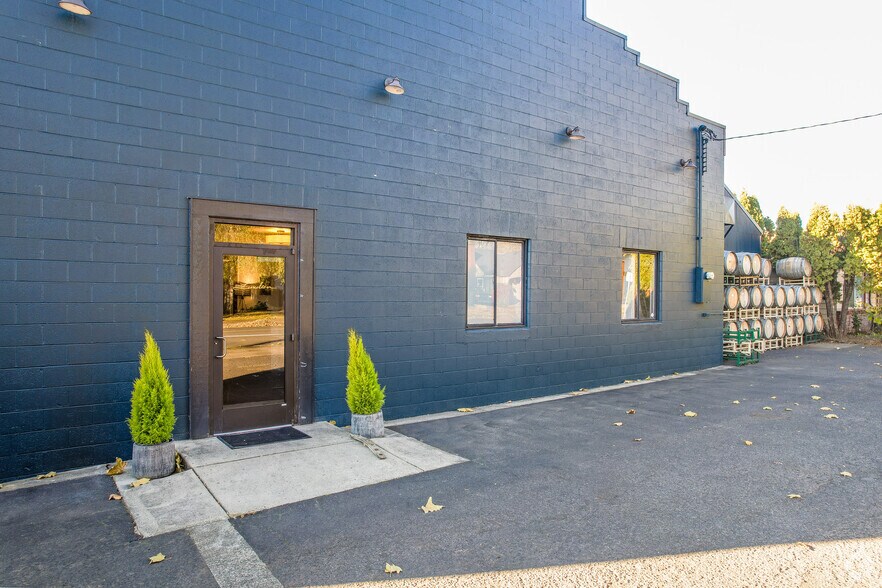 More Photos Of 475 NE 17th St, Mcminnville Storefront For Sale