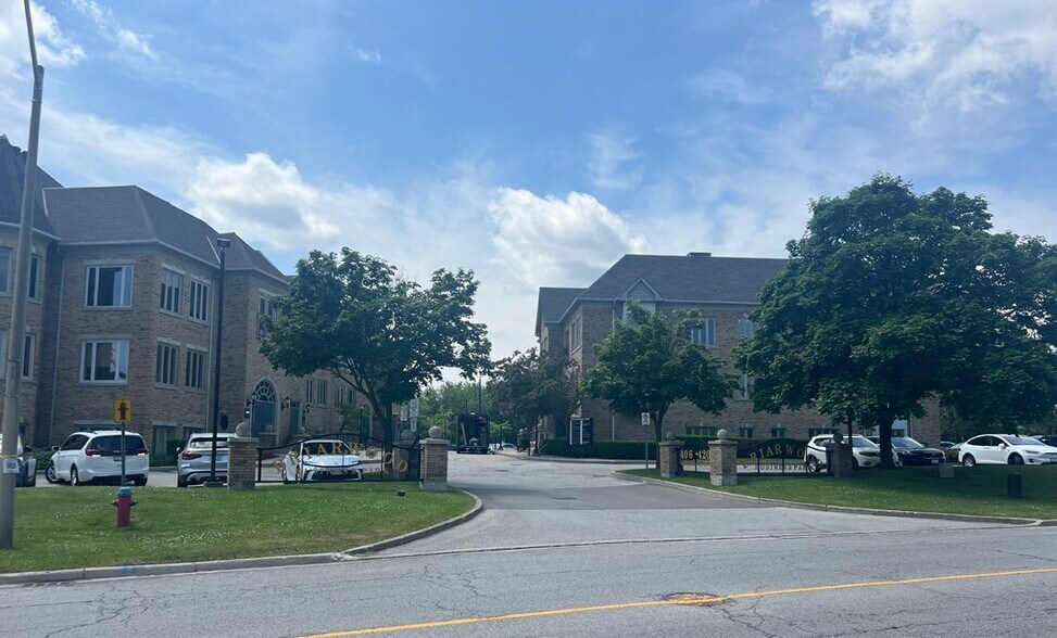 More Photos Of 406-410 N Service Rd E, Oakville Office For Lease