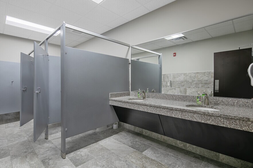 More Photos Of 2847 Bridgewood Dr, Fayetteville Office For Sale