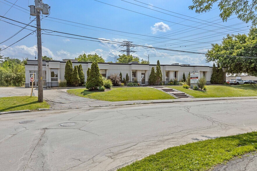 Primary Photo Of 1790-1798 Courtwood Cres, Ottawa Showroom For Lease