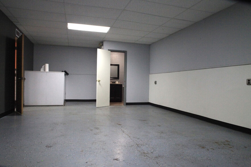 More Photos Of 509 Memorial Blvd, Murfreesboro Freestanding For Lease