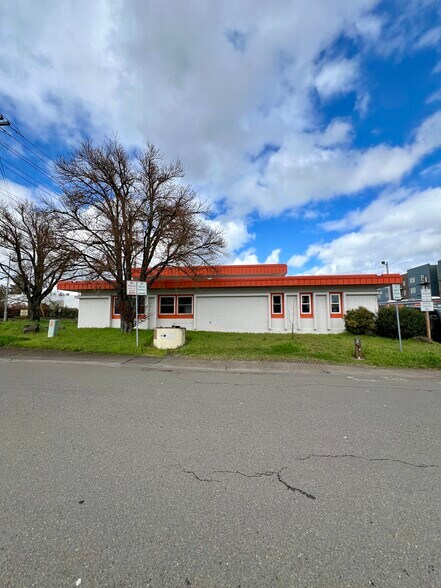 More Photos Of 4730 Liberty Rd S, Salem Showroom For Sale