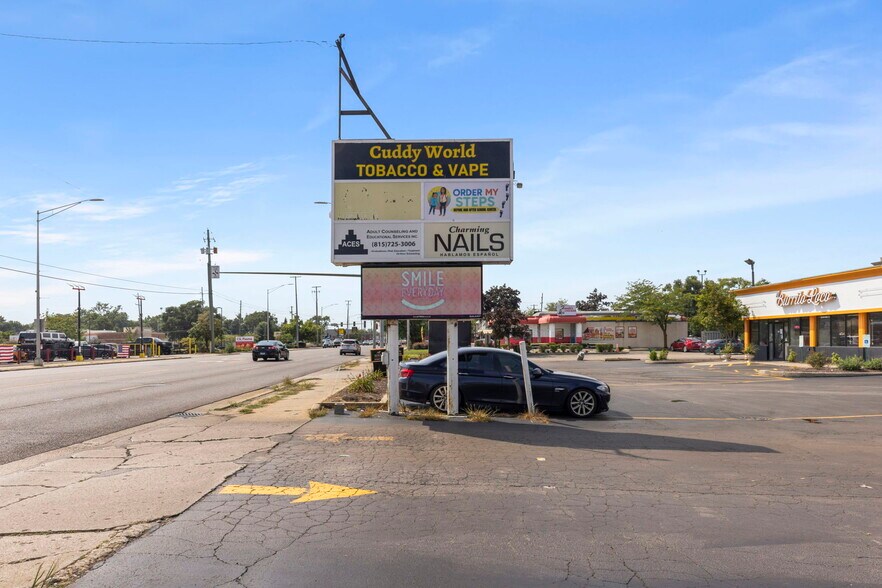 More Photos Of 1507 1/2 W Jefferson St, Joliet Storefront For Sale