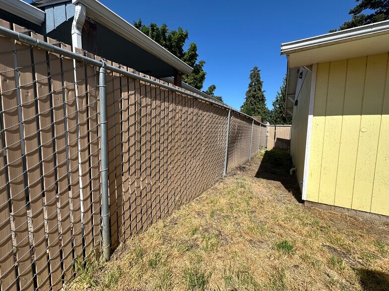 More Photos Of 945 Alder Dr N, Salem Office For Lease