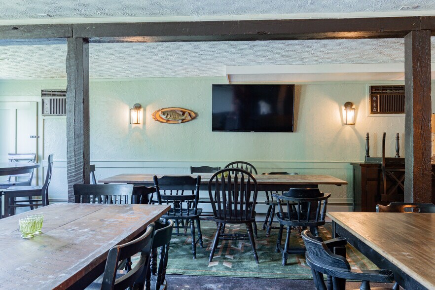 More Photos Of 157 Main St, Belgrade Hotel For Lease