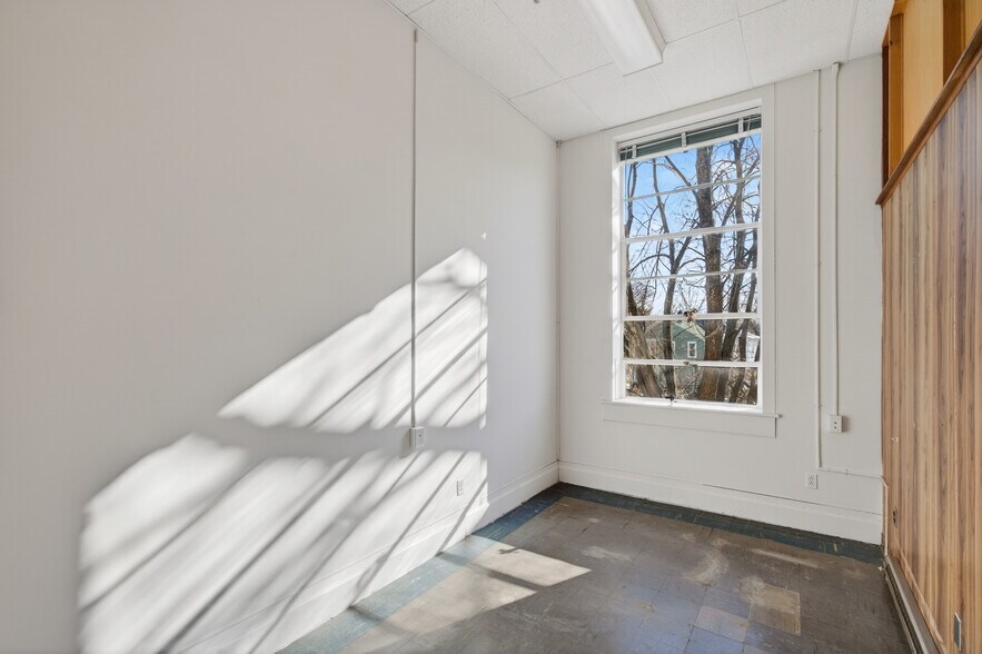 More Photos Of 61 Crown St, Kingston Office For Lease