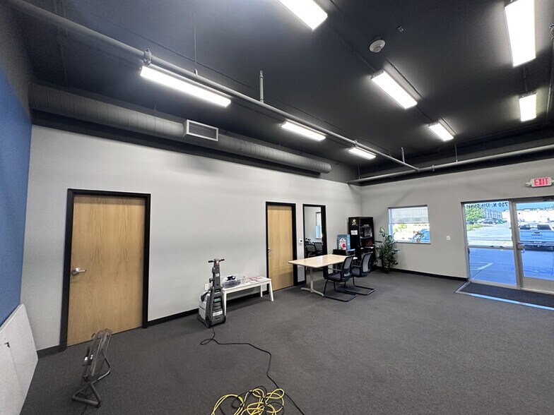 More Photos Of 750 N 17th St, St Charles Warehouse For Lease