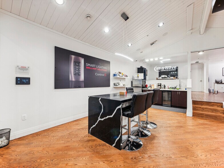 More Photos Of 175 W Beaver Creek Rd, Richmond Hill Light Distribution For Sale