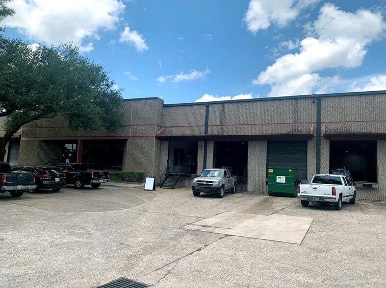 More Photos Of 302-350 W 38th St, Houston Warehouse For Lease