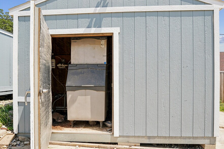 More Photos Of 2423 Hinton Dr, Irving Warehouse For Lease