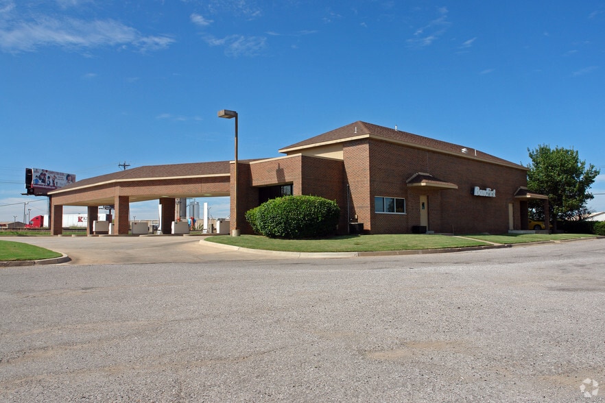 More Photos Of 700 E Memorial Rd, Oklahoma City Bank For Lease