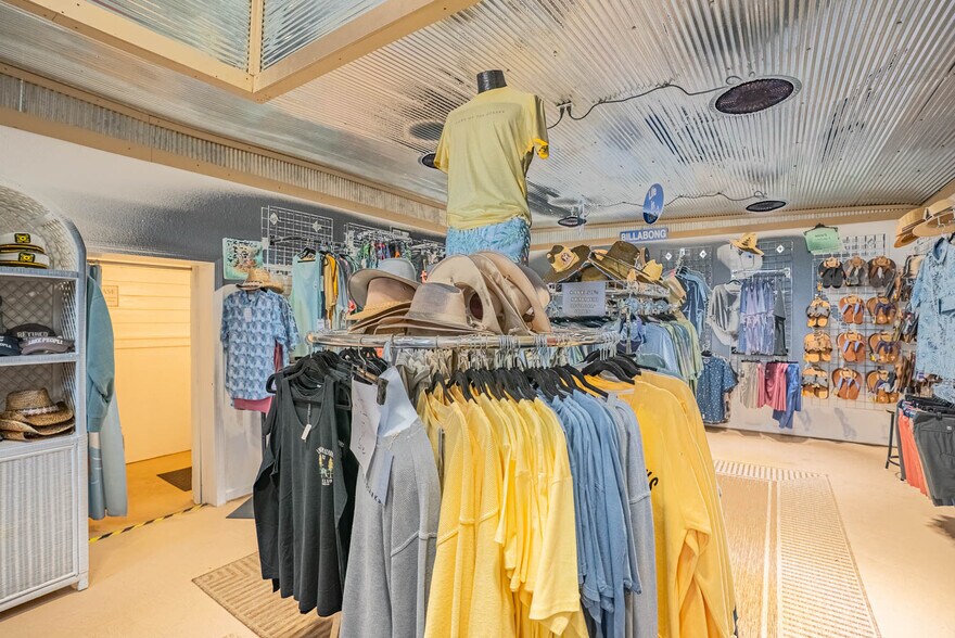 More Photos Of 8 Sunset Hills Ct, Sunrise Beach Storefront For Sale