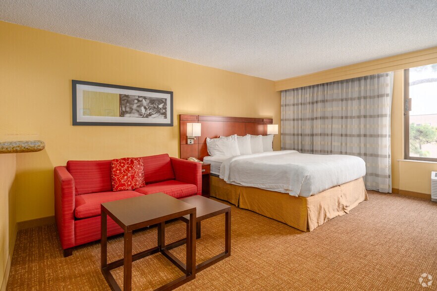 More Photos Of 2504 North Loop W, Houston Hotel For Sale