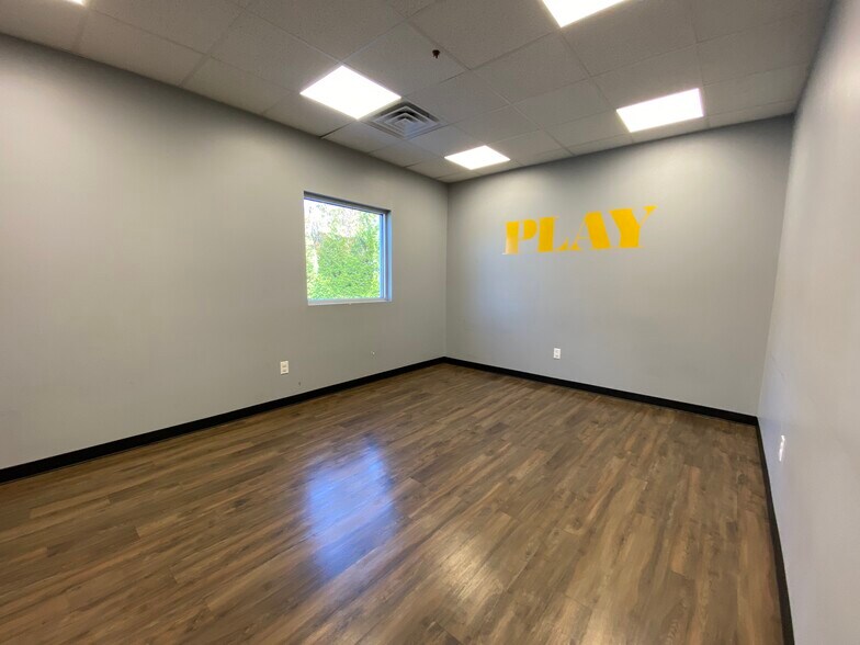 More Photos Of 2221 John Williams Blvd, Bedford Office For Sale