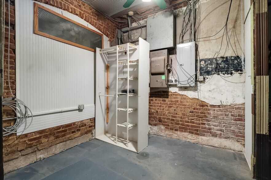 More Photos Of 2557 Broad Ave, Memphis Storefront Retail Office For Sale