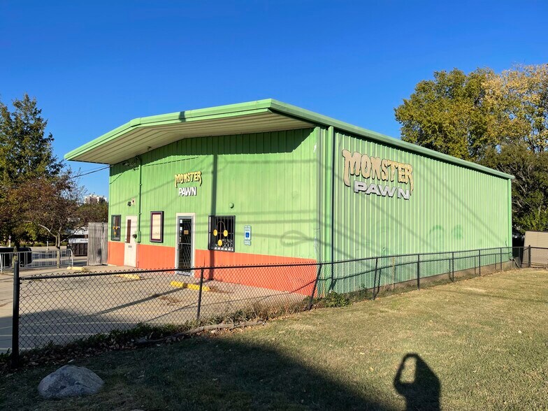 More Photos Of 1408 S Main St, Normal Freestanding For Sale