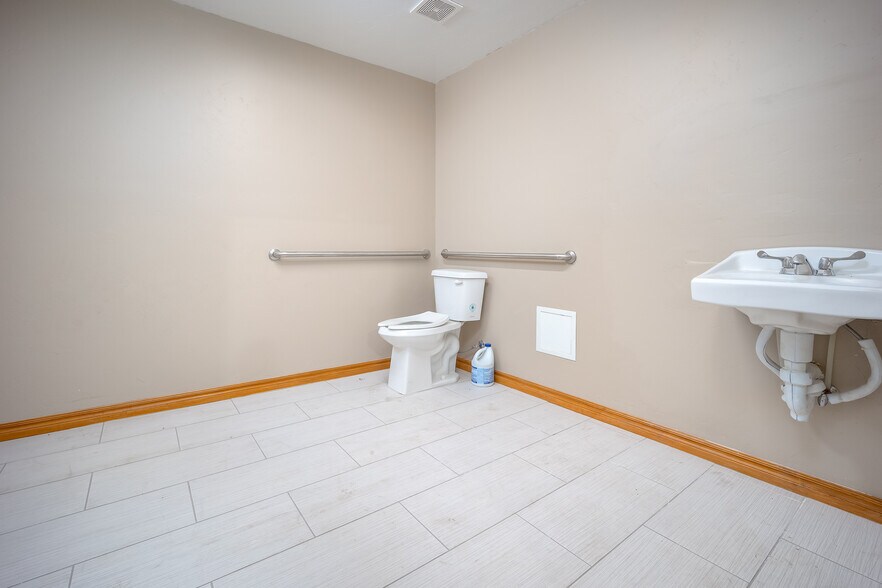 More Photos Of 6600 S I 35 Service Rd, Oklahoma City Flex For Lease