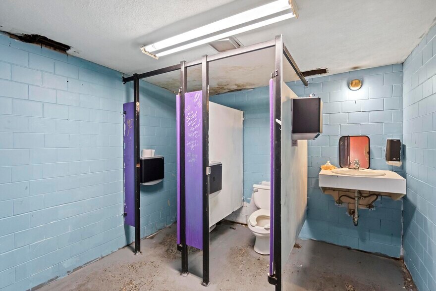 More Photos Of 24 E 3rd St, Newport Bar For Sale