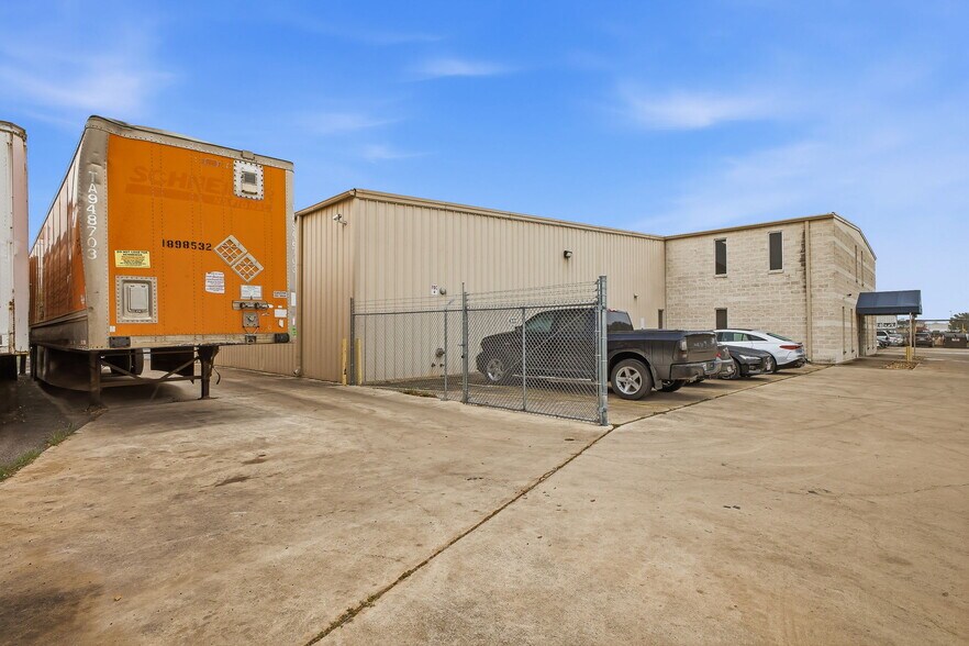 More Photos Of 315 N Park Dr, San Antonio Warehouse For Sale