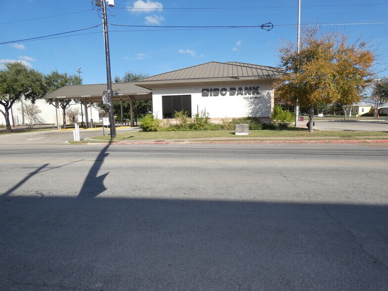 More Photos Of 300 N St Marys St, Beeville Bank For Sale