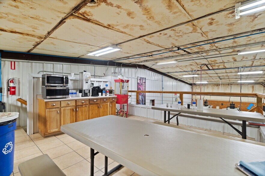 More Photos Of 9430 Ranch to Market Rd, Leander Light Distribution For Sale