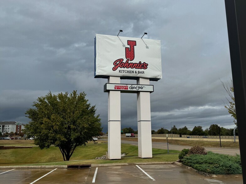 More Photos Of 1700 Shedeck Pky, Yukon Restaurant For Lease