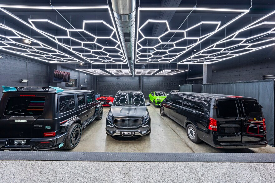 More Photos Of 2500 NW 39th St, Miami Light Distribution For Sale