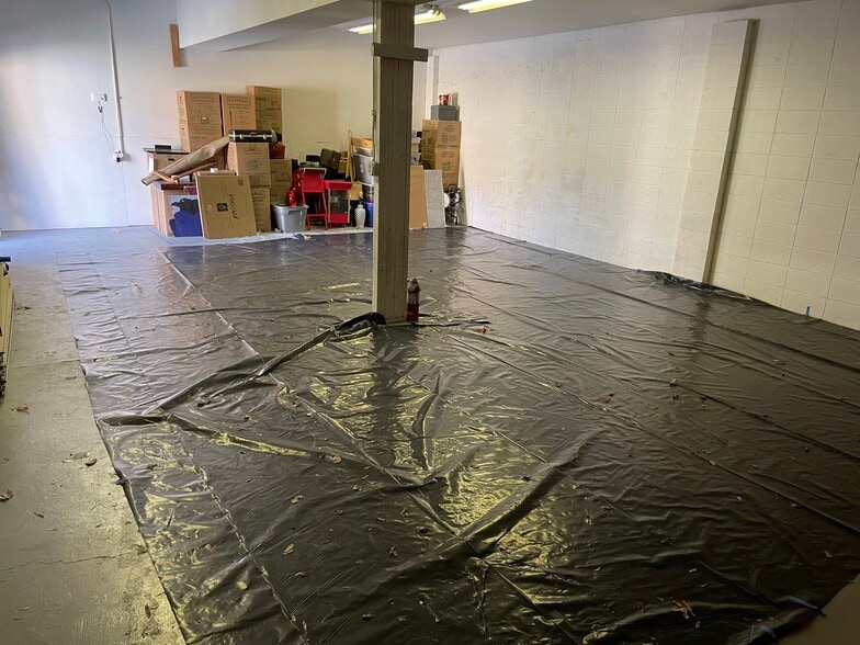 More Photos Of 219 & 303 W Chase st, Springfield Light Distribution For Lease