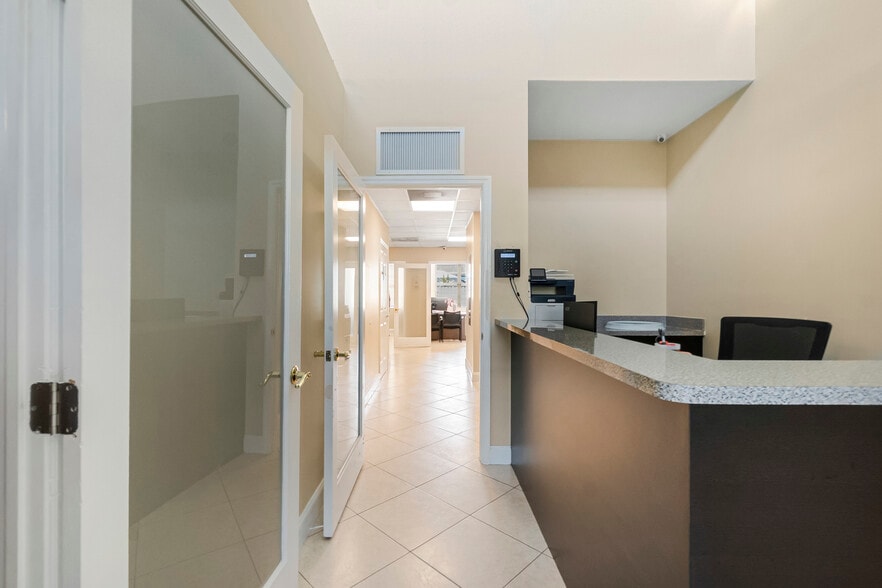 More Photos Of 10261 Sunset Dr, Miami Office For Lease