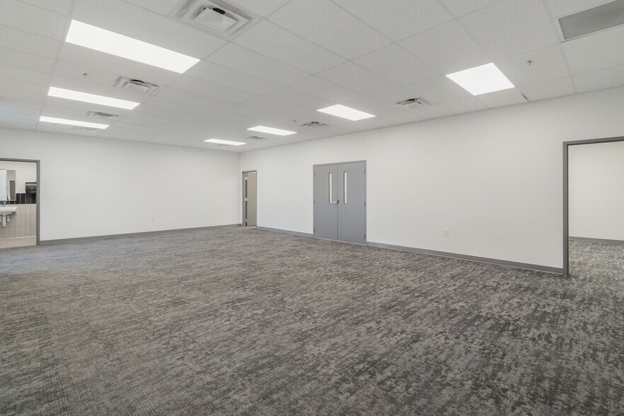 More Photos Of 2677 Huntington Park Dr, Loudon Warehouse For Lease