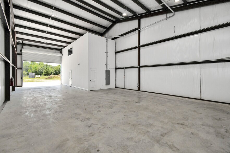 More Photos Of 31588 Industrial Park Dr, Pinehurst Flex For Lease