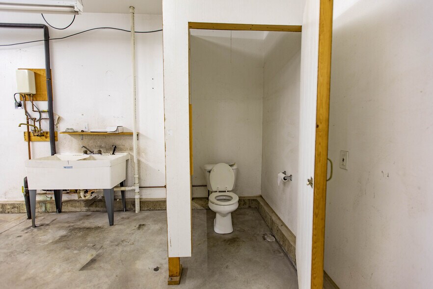 More Photos Of 308 S Montgomery St, Dodgeville Warehouse For Sale