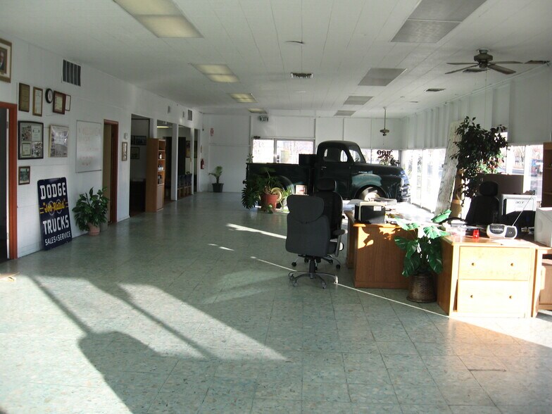 More Photos Of 800 E River Rd, Belen Auto Repair For Lease