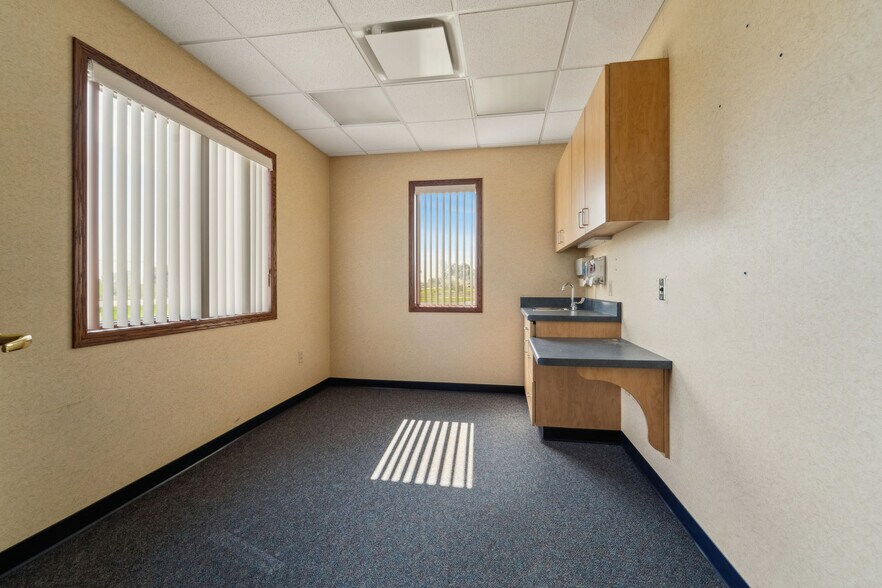 More Photos Of 790 Eastgate Dr, Ripon Medical For Sale