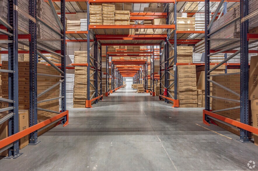 More Photos Of 300 Sub Way, Milford Warehouse For Lease